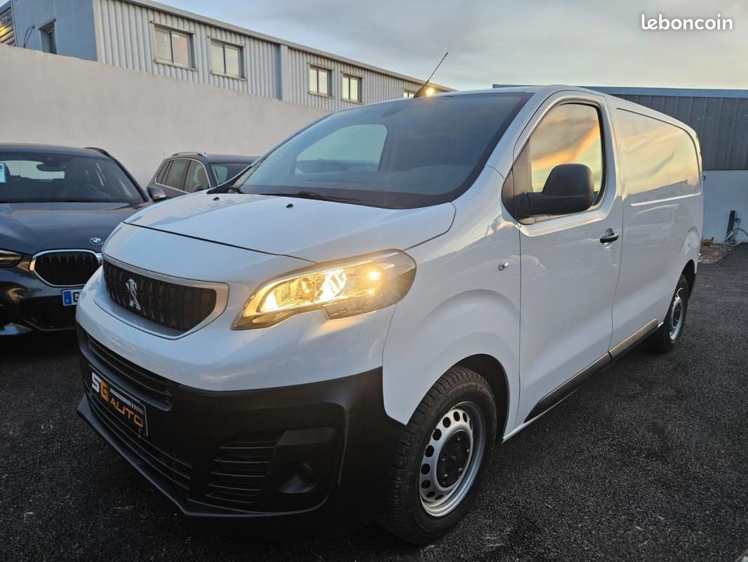 Intérieur Peugeot Expert FOURGON L2H1 Confort – tableau de bord et sièges 3 places chez SG Auto à Nîmes