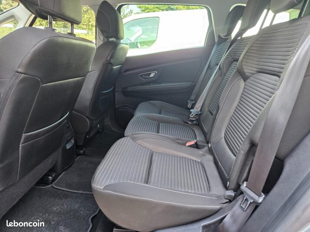 Renault Scénic 7 places d’occasion à Nîmes – vue latérale 3/4