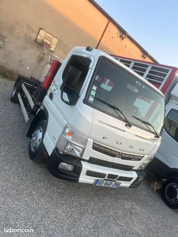 Camion Fuso Canter 9C18 Ampliroll blanc à vendre chez SG Auto à Nîmes – vue avant